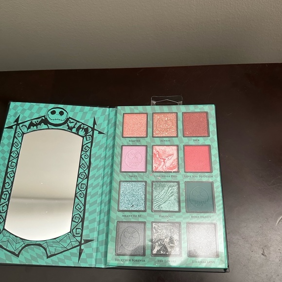 Nightmare before Christmas eyeshadow palette - Picture 3 of 3